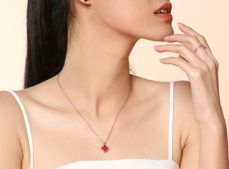 D&acirc;y chuyền mặt hoa đ&iacute;nh đ&aacute; đỏ nổi bật